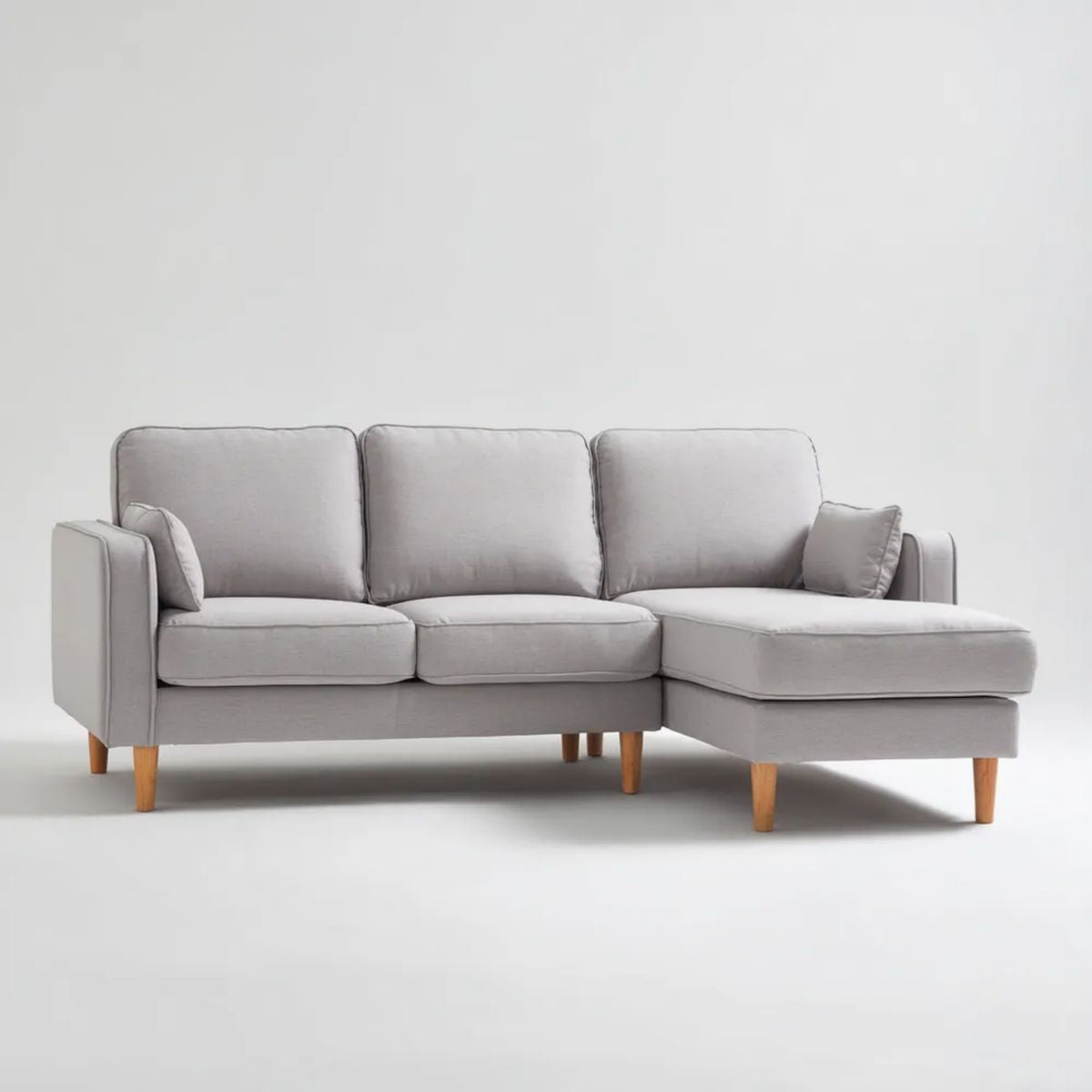 Jasnoszara sofa narożna z prawostronnym szezlongiem z poliestru, 230 x 150 x 85 cm